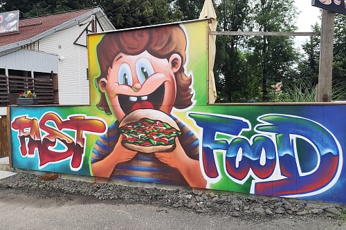 Veselá malba před kebab bistrem Petra v Kuníně