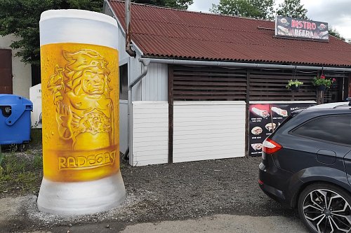 Sklenice piva Radegast - Malba na betonový sloup před Bistrem Petra v Kuníně